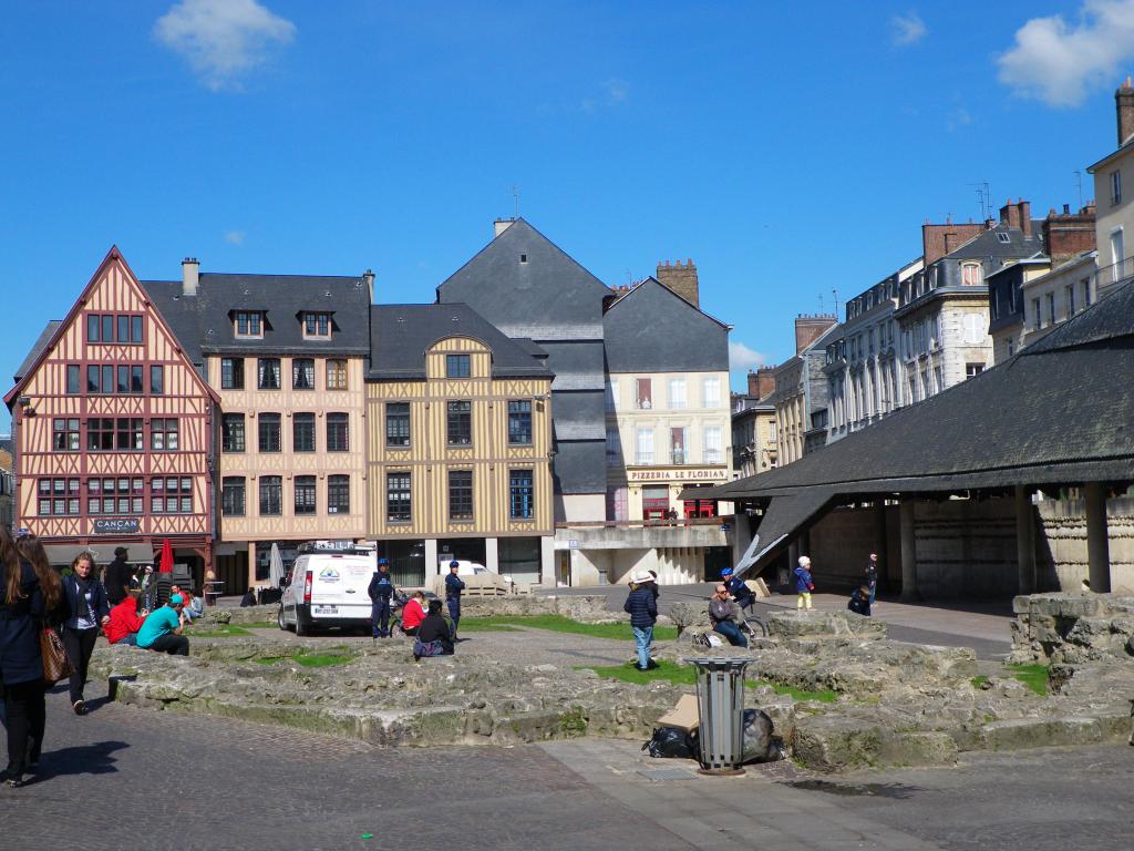 04.Place du Marche.jpg