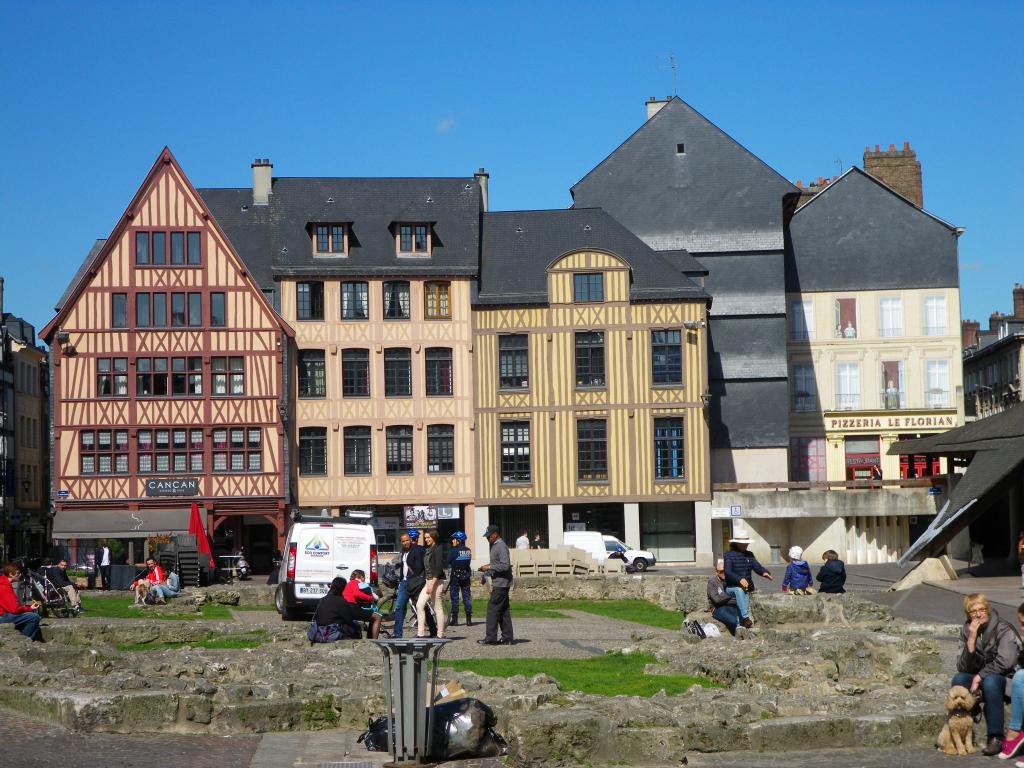 05.Place du Marche.jpg