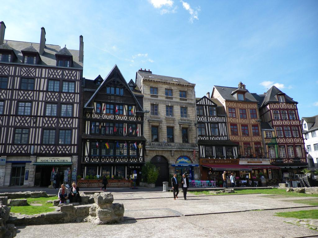 06.Place du Marche.jpg