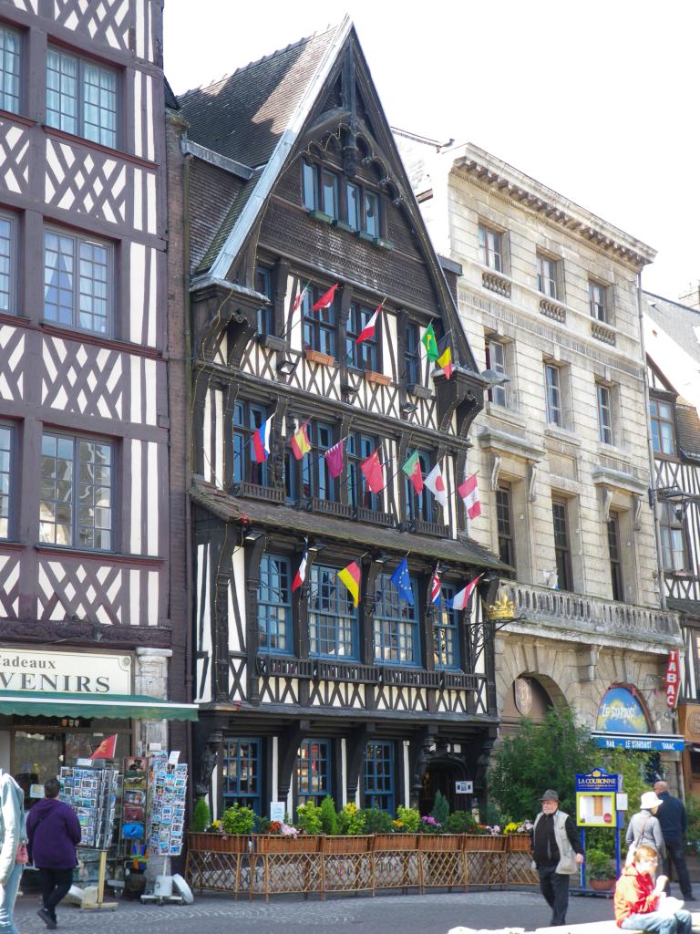 07.Place du Marche.jpg