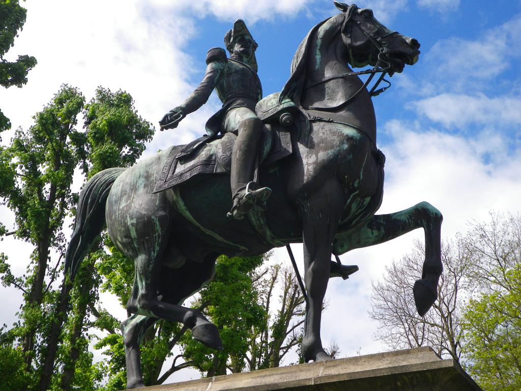 19.Statue Ferdinand.jpg